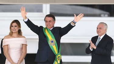 Critican a esposa de Bolsonaro por vacunarse contra la Covid-19 en Estados Unidos