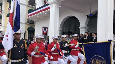 Lluvia provoca retraso en el desfile del 3 de noviembre