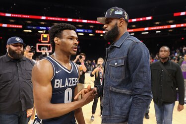 LeBron James extiende su contrato con los Lakers hasta 2025