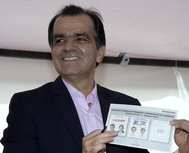 Zuluaga vota esperanzado en la victoria y en conseguir la paz en Colombia