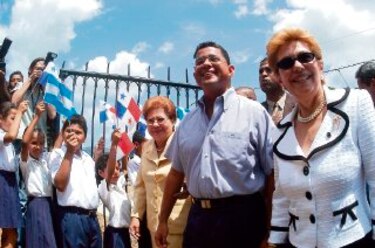 Acusan a Moscoso de proteger a Flores