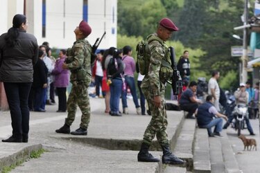 Colombianos eligen a presidente con el proceso de paz en la mira
