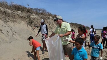 Recolectan gran cantidad de desechos en playa El Arenal