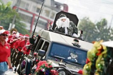 Fuerza pública en desfile navideño