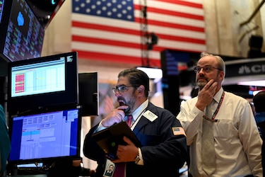 Wall Street cerró enero con ganancias, animada por Trump pero en vilo por sus aranceles