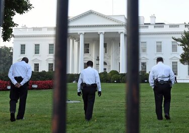 Acusan de agresión a intruso de la Casa Blanca