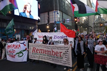 Ciudadanos propalestina marchan antes del debate contra ‘GenoTrump’ e ‘impostora’ Harris