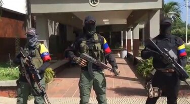 Disidentes de FARC ‘patrullan’ pueblo colombiano y graban video en Alcaldía