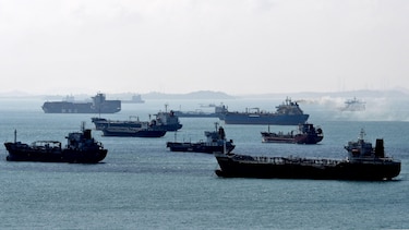 Qué es la flota de buques fantasma por la que se acusa a Venezuela de burlar las sanciones para exportar su petróleo