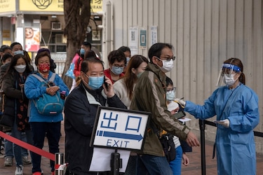 Nuevas infecciones por covid alcanzan cifra récord en Hong Kong