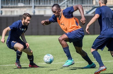 Usain Bolt continúa en Noruega su sueño de ser futbolista
