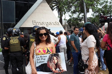 Decenas de fanáticos peruanos desean pronta recuperación de Shakira