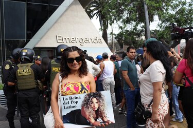 Decenas de fanáticos peruanos desean pronta recuperación de Shakira