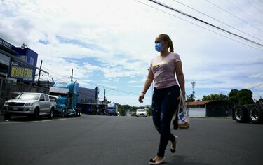 ‘Llevamos seis días aquí a sol y agua... nos sentimos abandonados’
