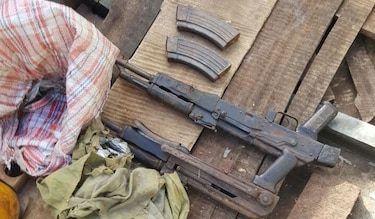 Decomisan armas y supuesta droga en el puerto de Coquira