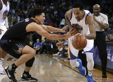 Warriors vuelven a la senda ganadora; Spurs mantienen racha en casa
