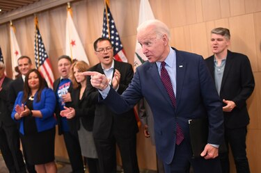 Biden supera a Sanders en primarias demócratas en Estados Unidos y Bloomberg se va