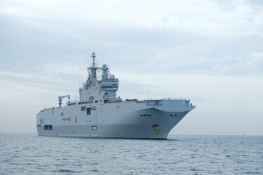 El grupo naval francés Jeanne D’Arc atravesó el Canal de Panamá en su viaje de formación para oficiales de marina