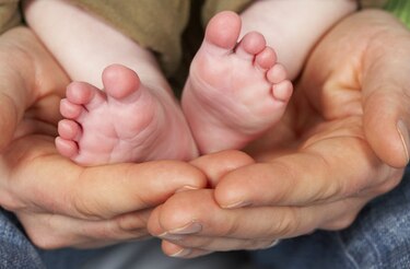 Diputados proponen ley para que hombres tengan 'licencia paterna' si la madre del bebé muere