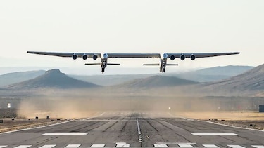 El gigantesco avión Stratolaunch vuela por primera vez