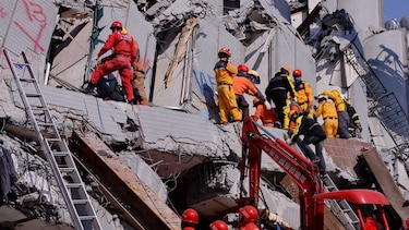 Carrera contrarreloj para salvar a personas enterradas tras sismo en Taiwán