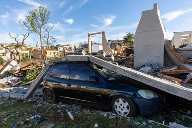 La ciudad destruida por un tornado en Brasil comienza a levantarse