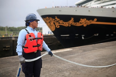 El crucero Disney Adventure es el buque de mayor capacidad que cruza el Canal de Panamá