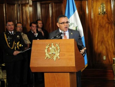 Presidente salvadoreño lanza denuncia contra la derecha