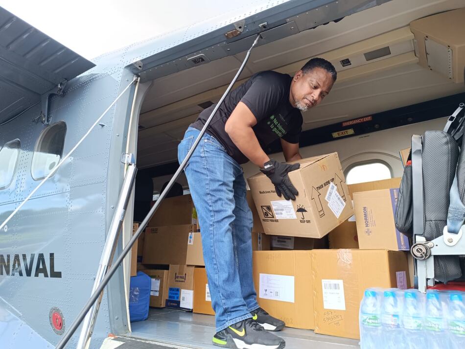 Minsa traslada por vía aérea más de 1,500 libras de medicamentos a Bocas del Toro ante bloqueo de vías