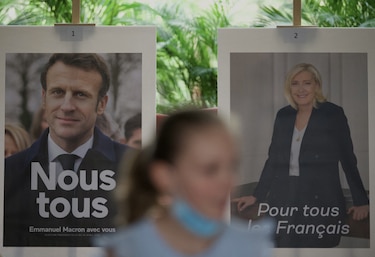 Francia decide su destino entre el centrista Macron y la ultraderechista Le Pen