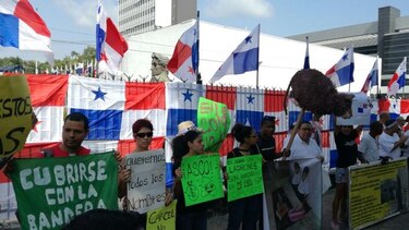 Ciudadanos colocan en la Asamblea pancartas en rechazo a la corrupción