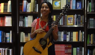 Sara  Curruchich, la cantautora maya presenta su primer álbum