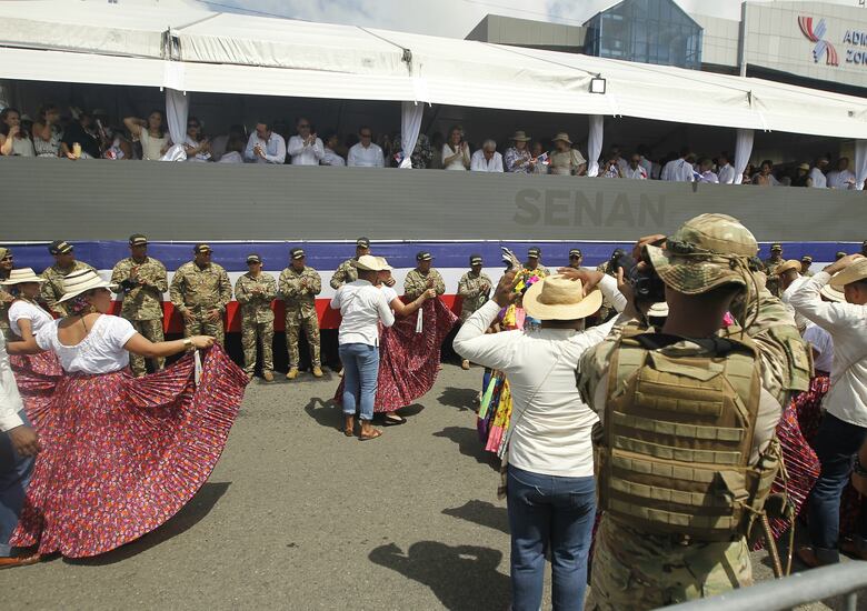 Desfiles del 5 de noviembre en Colón se desarrollan según lo programado