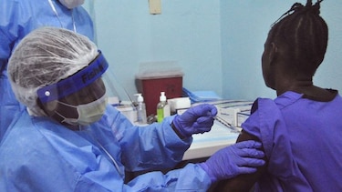 Suben ligeramente los casos de ébola, según la OMS