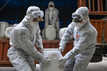 En China disminuye por segundo día consecutivo los casos por el nuevo coronavirus