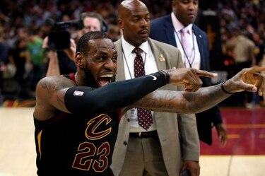 Un tiro de LeBron hunde a los Raptors