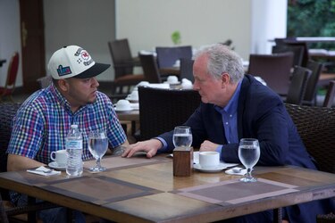 Senador demócrata se reúne con el salvadoreño Kilmar Ábrego, quien fue deportado por error