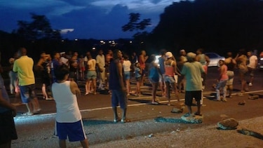 Policía retiene a cuatro personas por cierre en la Transístmica en Colón