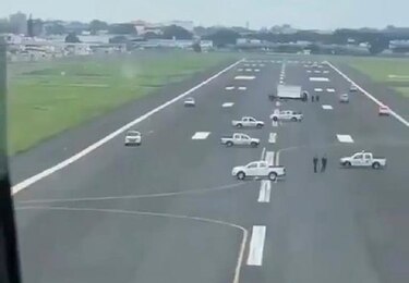 Ocupan pista en aeropuerto de Ecuador para impedir el aterrizaje de un avión de Iberia