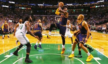 LeBron y Cavaliers arrasan otra vez en Boston