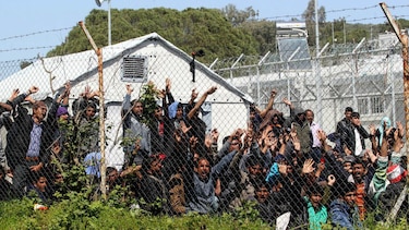 Grecia reanuda deportaciones de migrantes desde sus islas