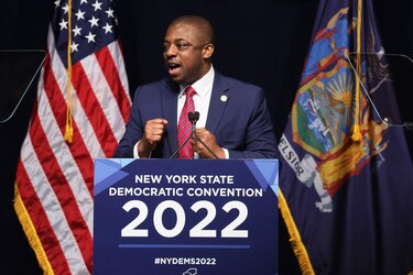 Vicegobernador de Nueva York, acusado de corrupción, dimite