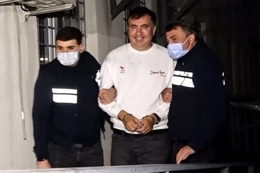 Georgia traslada a hospital militar al expresidente Saakashvili, en huelga de hambre