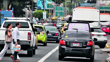 Vetan prohibición de anuncios en puentes