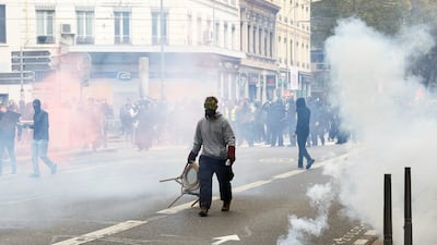 Más de 130 arrestos en Francia donde miles de personas salen a las calles a protestar