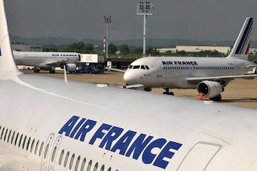 Una mujer esconde en su bolso a una niña haitiana en un vuelo de Air France