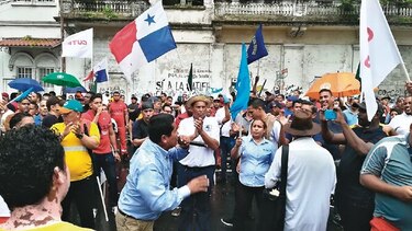 Conflicto ahuyenta a clientes