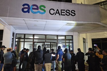 La Fiscalía salvadoreña allana empresas distribuidoras de energía por cobros excesivos