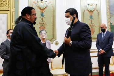 El actor Steven Seagal regala un sable samurái a Nicolás Maduro