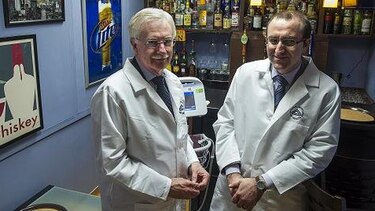 Prueban fármaco contra alcoholismo en bar ficticio